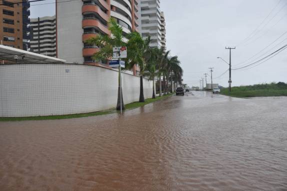 Cruzamento alagado em São Luís - MA
